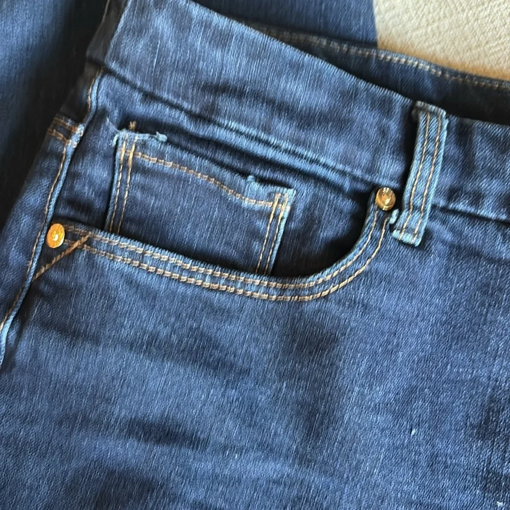 Chicos so slimming girlfriend ankle. Sz med. Dark wash. Excellent condition. - Picture 4 of 5